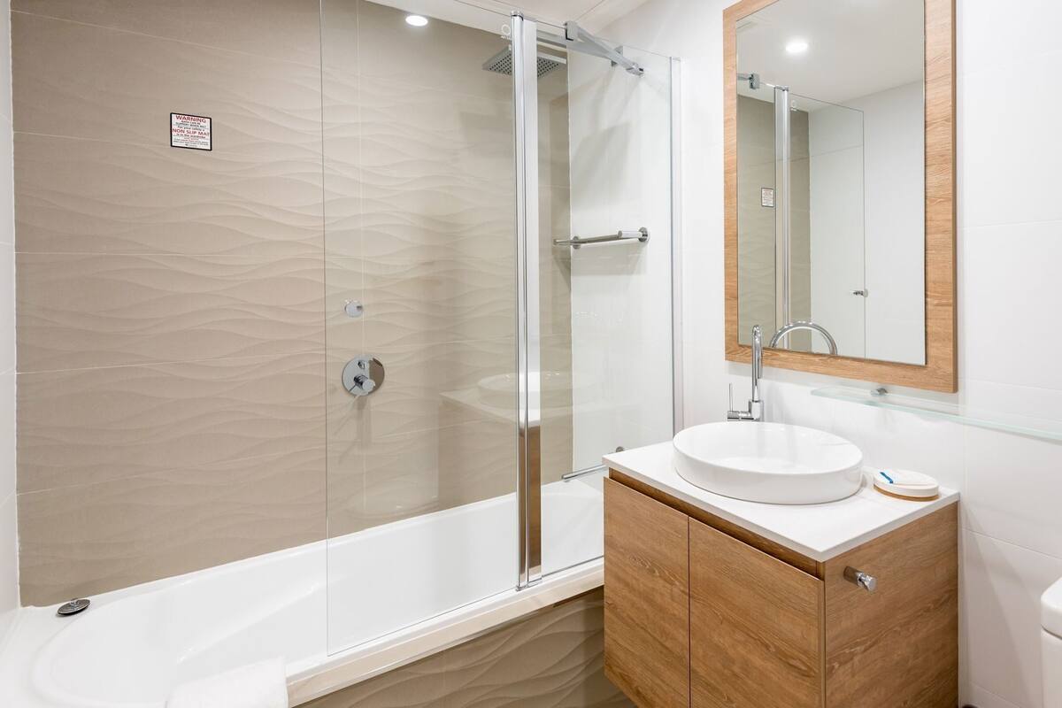 Badrum | Dusch, gratis toalettartiklar, hårtork och handdukar