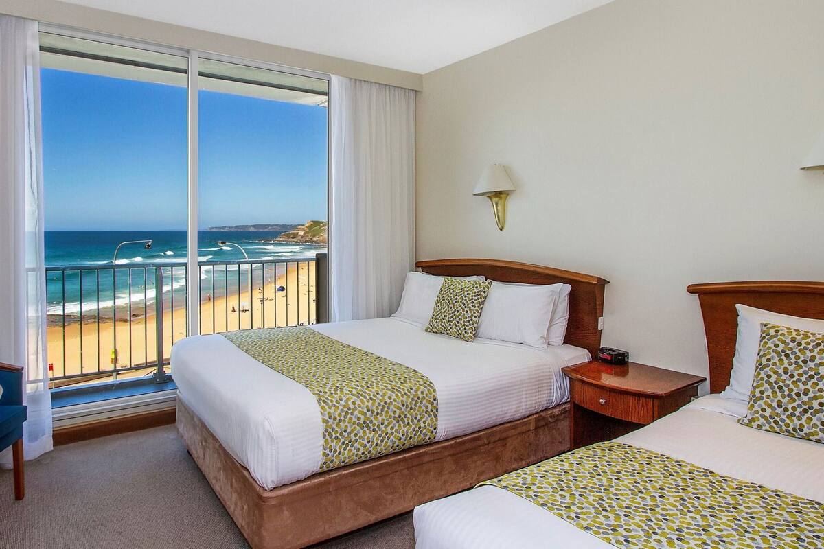 Minibar, skrivbord, mörkläggningsgardiner och strykjärn/strykbräda