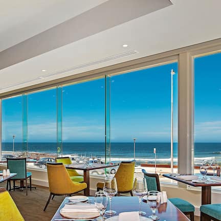 供应早餐、午餐和晚餐,海景