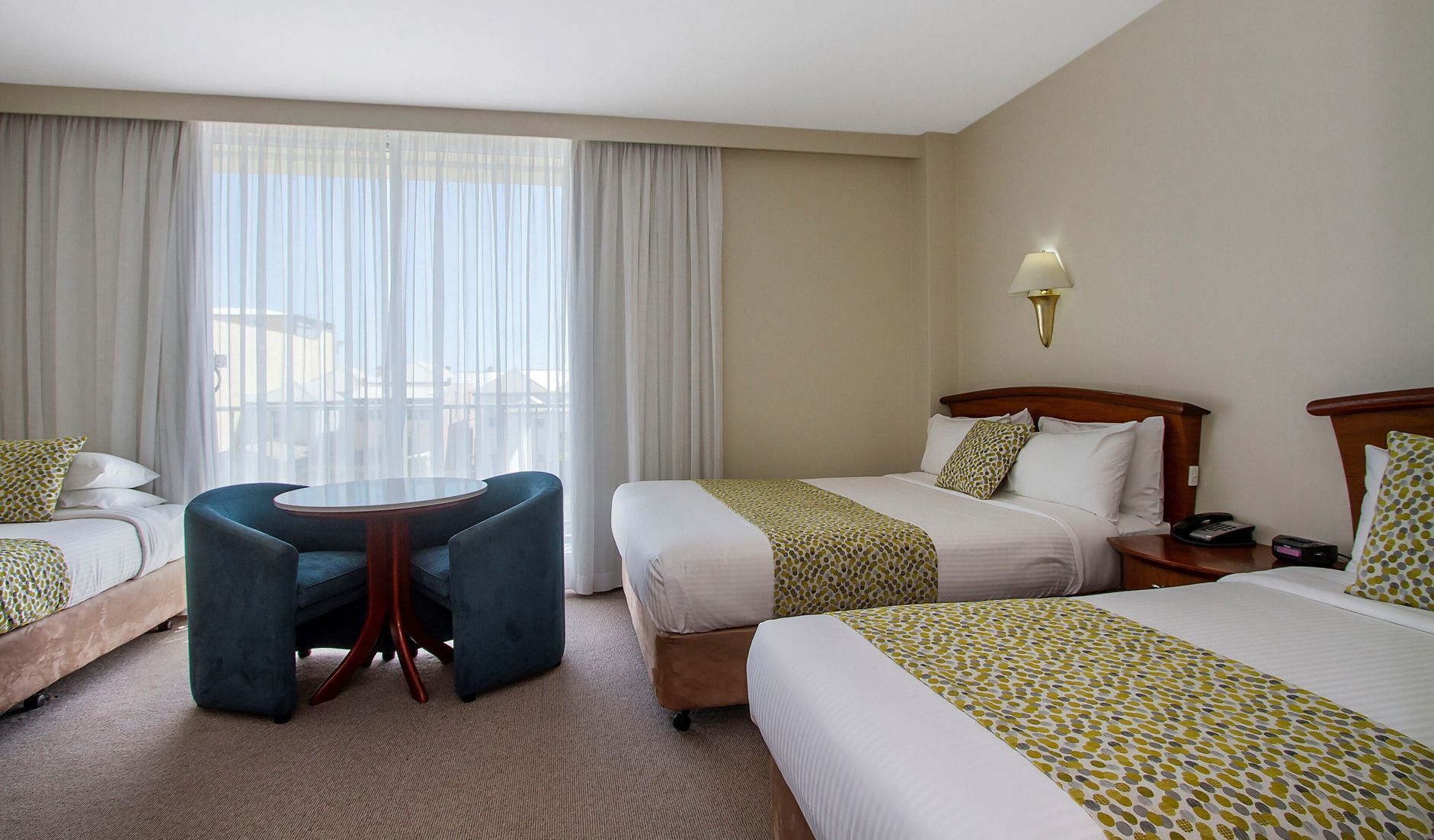 Minibar, skrivbord, mörkläggningsgardiner och strykjärn/strykbräda