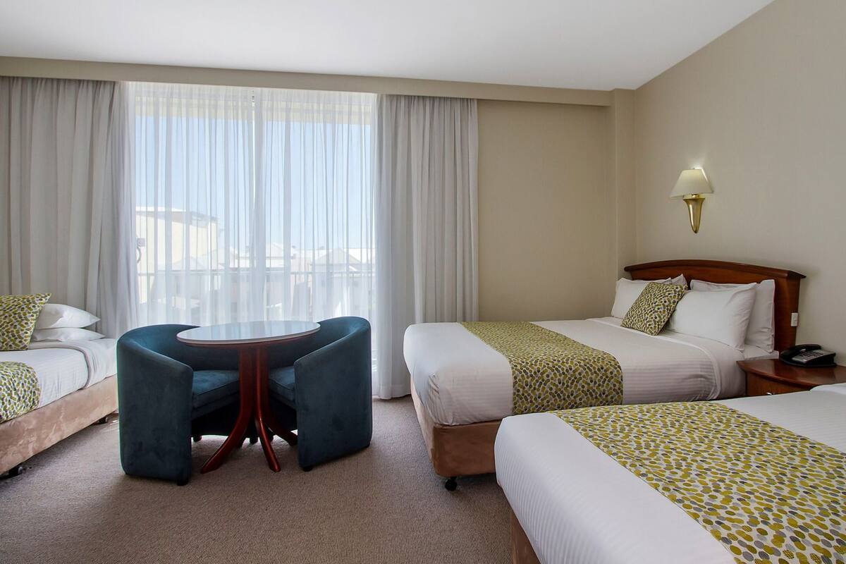 Minibar, skrivbord, mörkläggningsgardiner och strykjärn/strykbräda