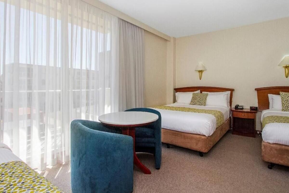 Minibar, skrivbord, mörkläggningsgardiner och strykjärn/strykbräda