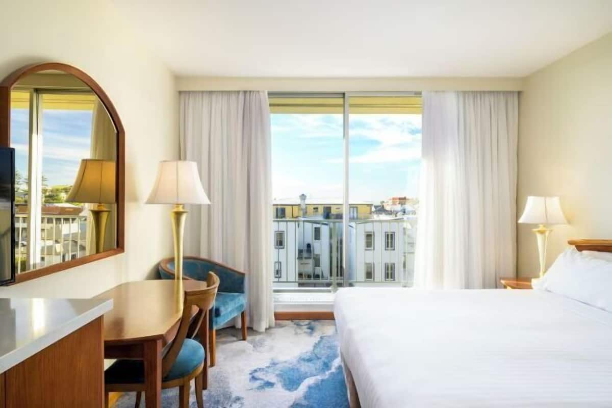 Minibar, bureau, rideaux d’obscurcissement, fer et planche à repasser