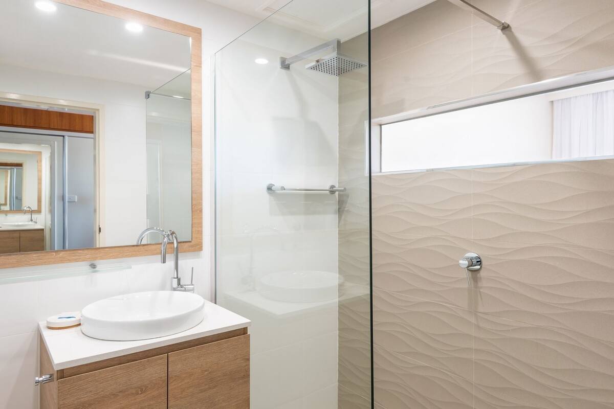 Badrum | Dusch, gratis toalettartiklar, hårtork och handdukar