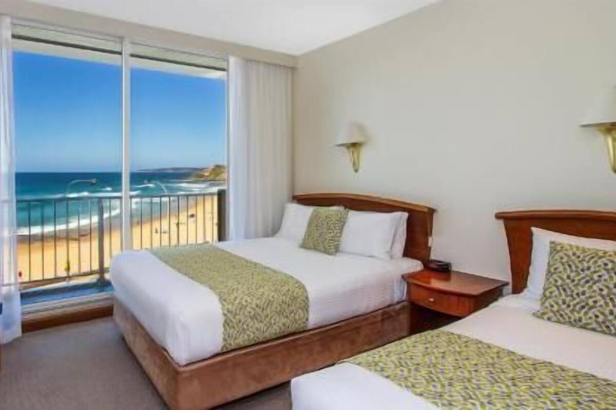 Minibar, skrivbord, mörkläggningsgardiner och strykjärn/strykbräda