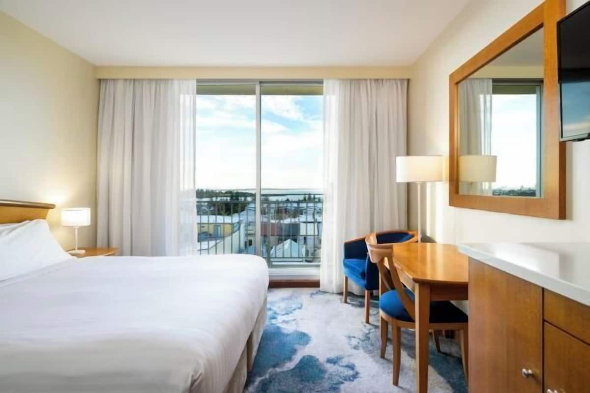 Minibar, bureau, rideaux d’obscurcissement, fer et planche à repasser
