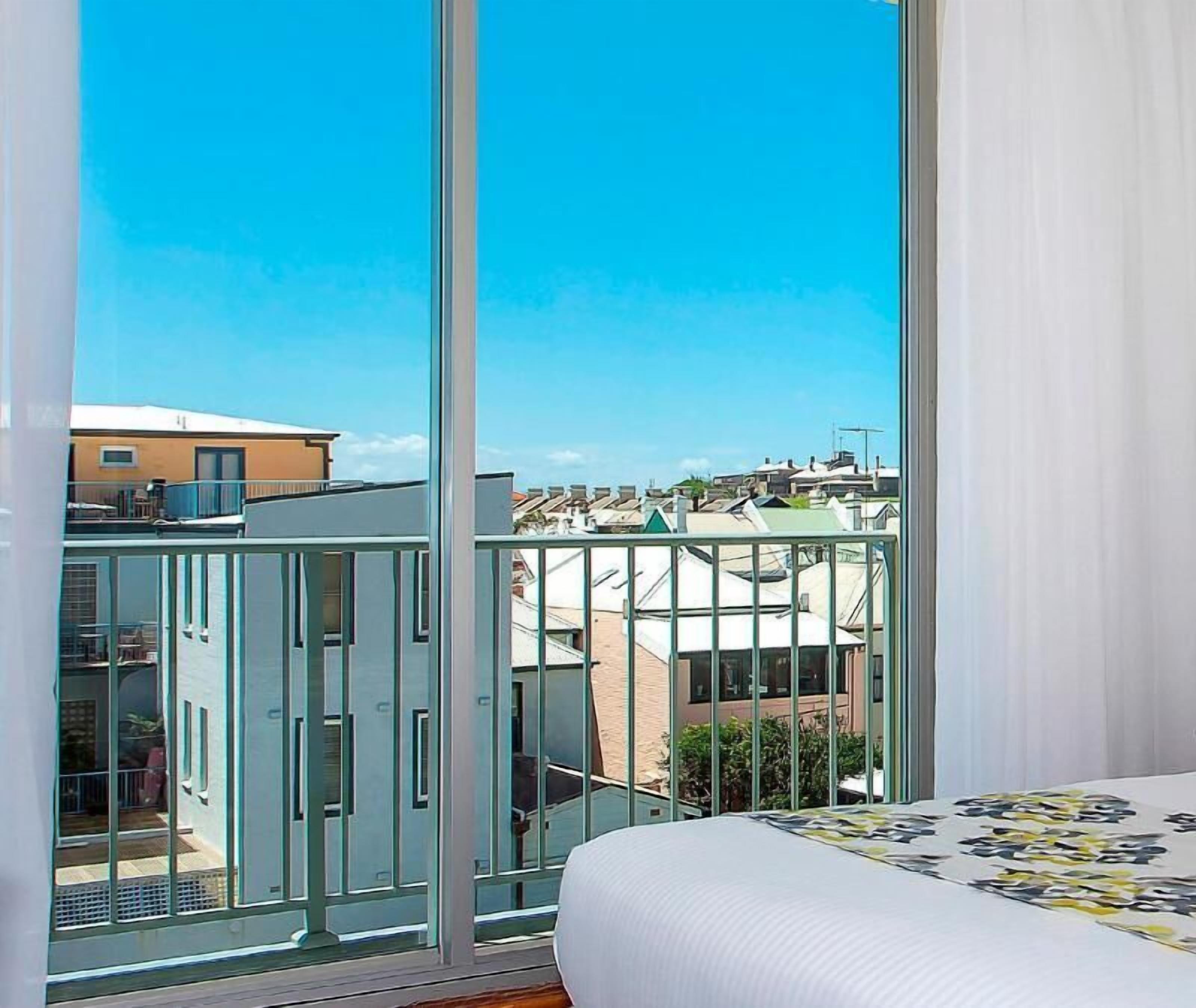 Minibar, skrivbord, mörkläggningsgardiner och strykjärn/strykbräda