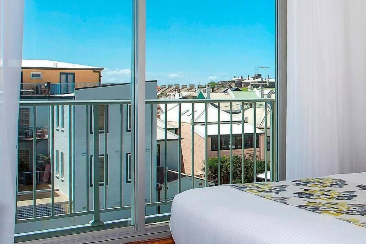 Minibar, skrivbord, mörkläggningsgardiner och strykjärn/strykbräda