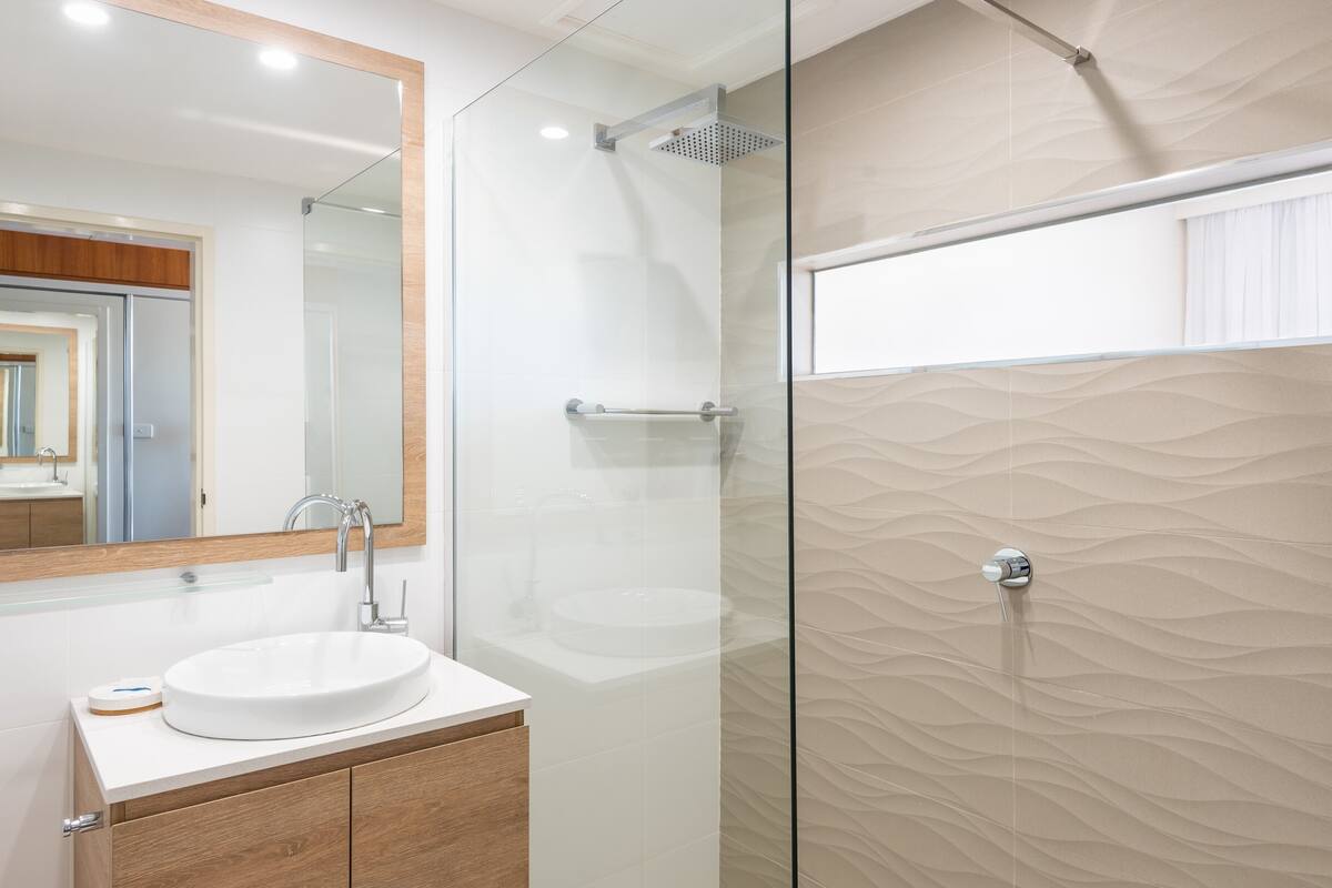 shower, free toiletries, hair dryer, towels