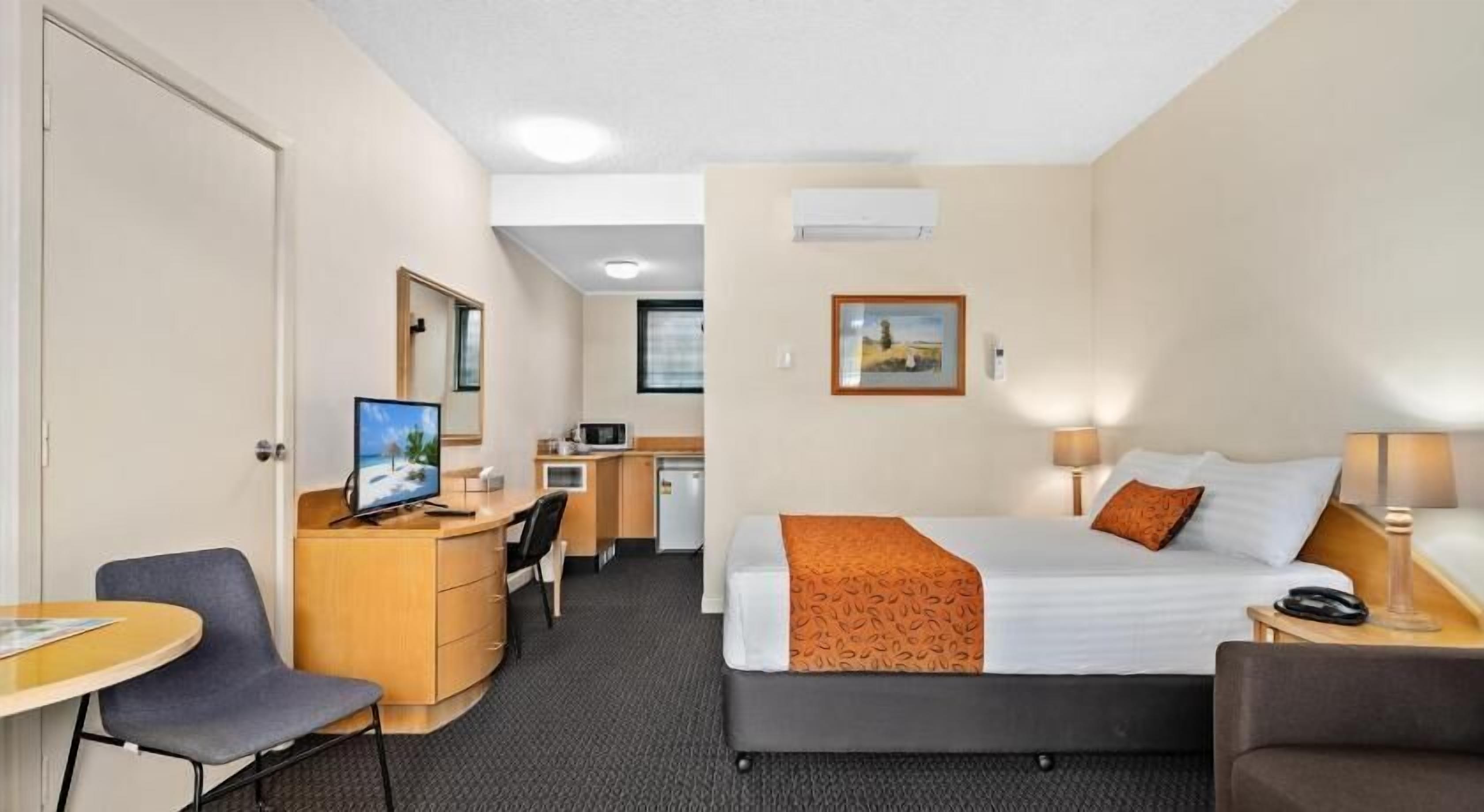 高档床上用品、加厚床垫、办公桌、笔记本电脑工作区