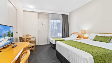 Habitación triple (1 Queen, 1 Single) | Ropa de cama de alta calidad y colchones con acolchado adicional
