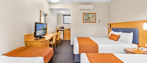 Family Room (1 Queen, 2 Singles)