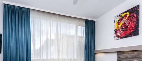 1 phòng ngủ, bàn, bàn ủi/dụng cụ ủi quần áo