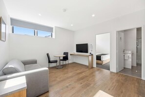 Desk, iron/ironing board, free WiFi, bed sheets - Comfort Inn Regal Park, North Adelaide (North Adelaide)