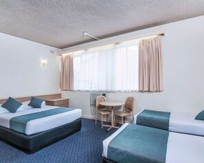 Chambre Standard, plusieurs lits, non-fumeurs (1 Queen and 3 Singles) | 1 chambre, bureau, fer et planche à repasser, Wi-Fi gratuit