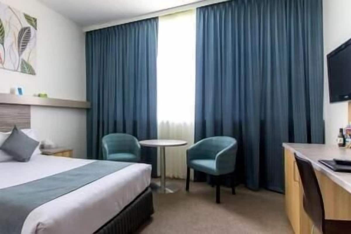 Bureau, fer et planche Ă repasser, Wi-Fi gratuit, draps fournis