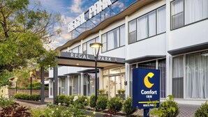 Ein Hotel Eingang mit einem Schild für Regal Park und Comfort Inn.
