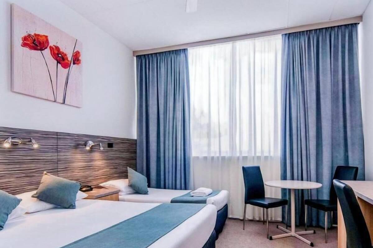 Bureau, fer et planche Ă repasser, Wi-Fi gratuit, draps fournis