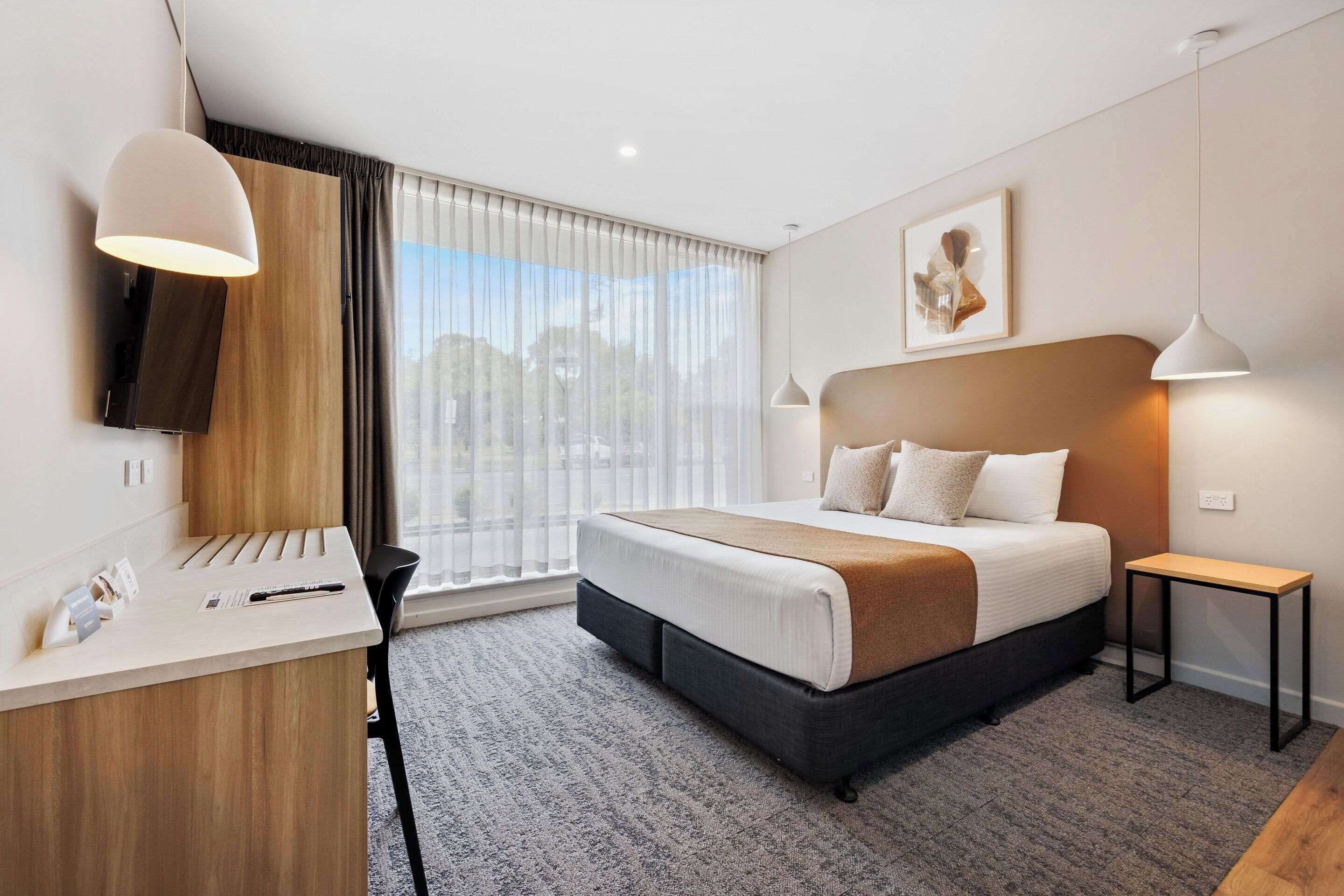 Executive Suite, 1 King Bed | Desk, iron/ironing board, free WiFi, bed sheets