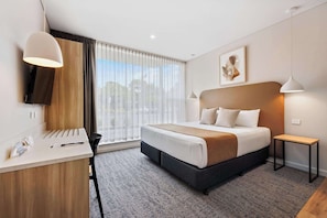 Suite Eksekutif, 1 Tempat Tidur King | Meja kerja, setrika/meja setrika, Wi-Fi gratis, dan seprai linen