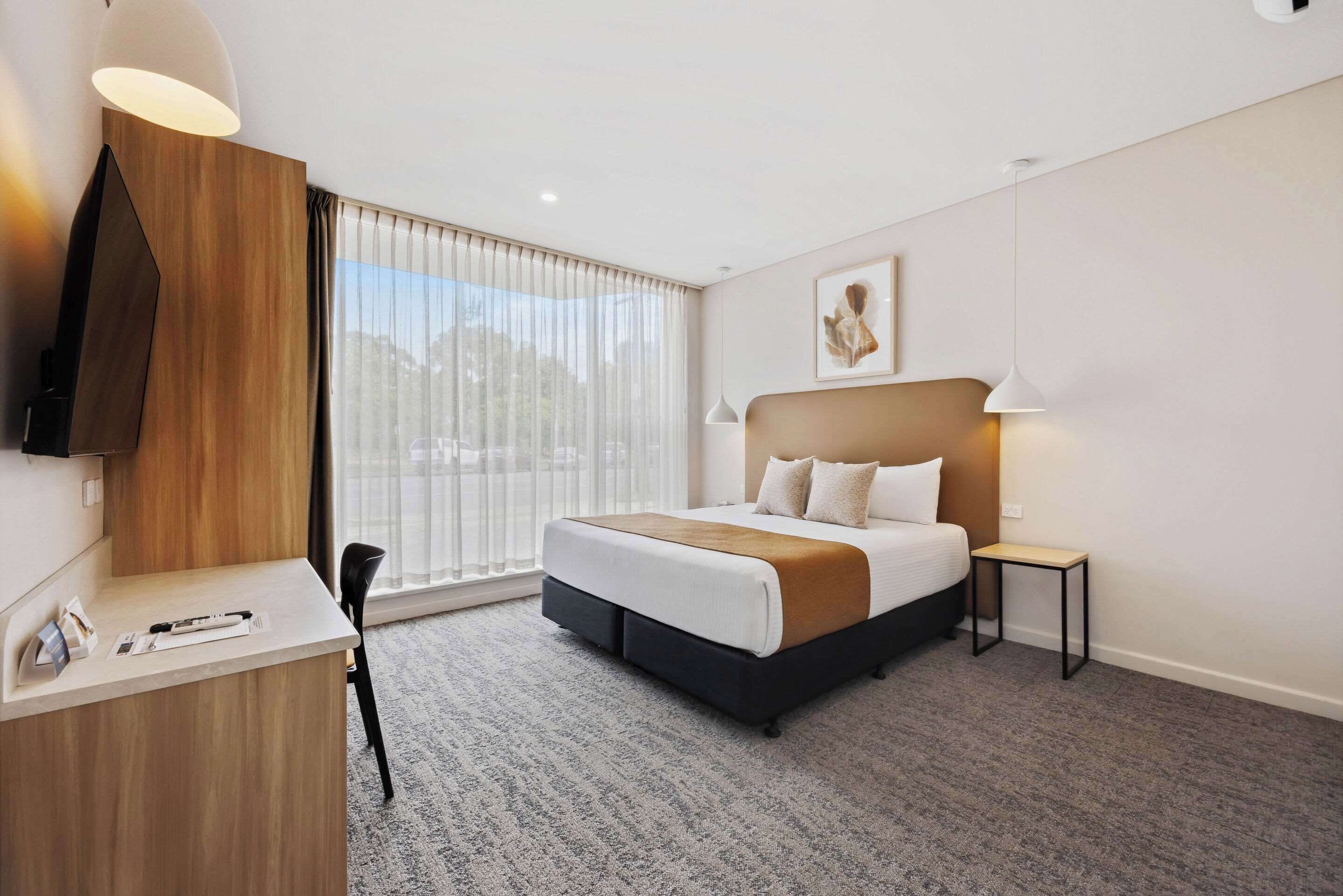 executive room | 1 bedroom, desk, iron/ironing board, free wifi