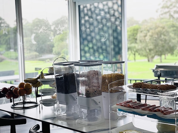 Petit déjeuner continental (12 AUD par personne)