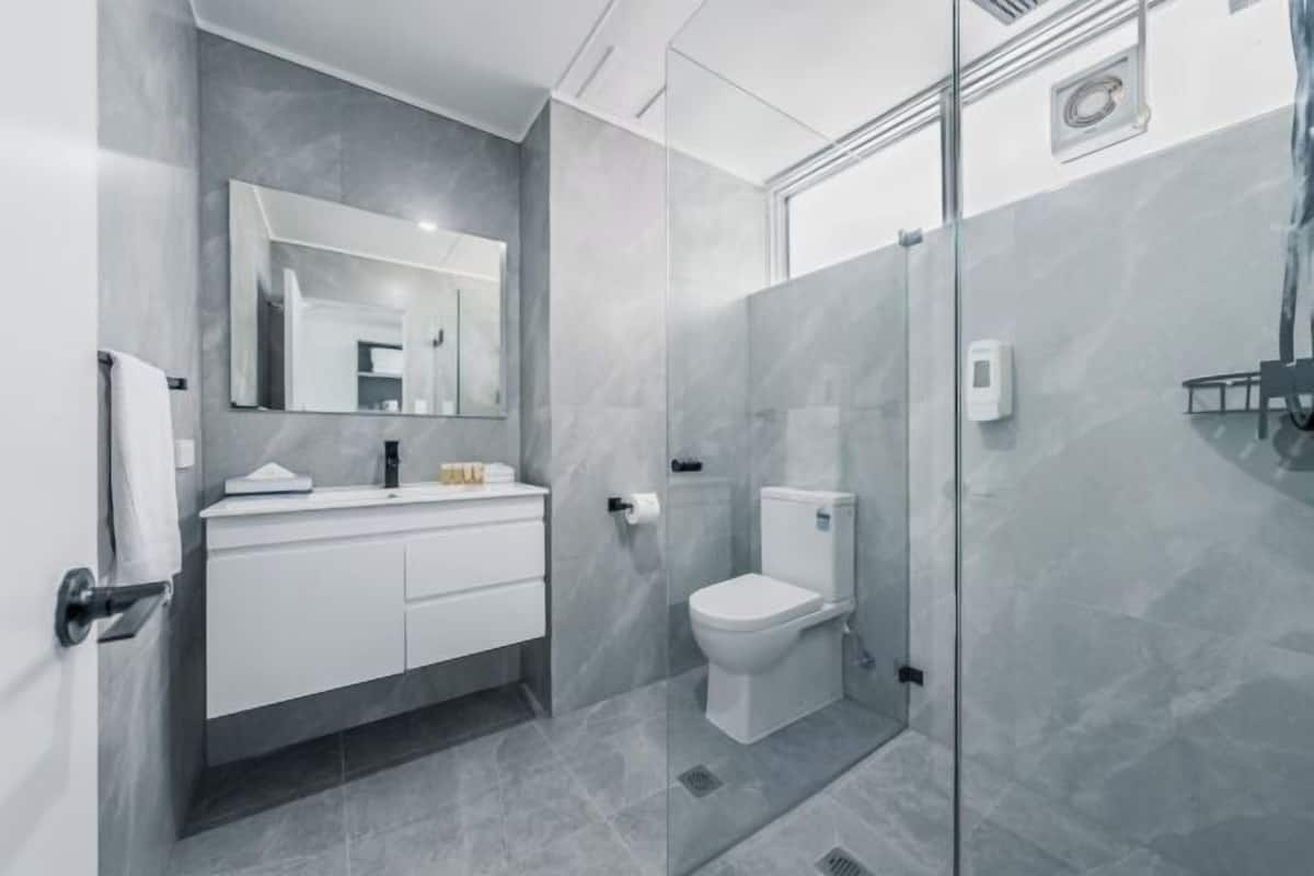 Shower, rainfall showerhead, free toiletries, hair dryer