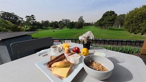 Una mesa de desayuno con vistas a un campo de golf.