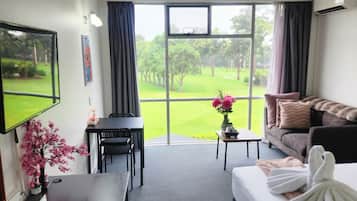 Kamar Romantis | Dilengkapi dengan perabotan berbeda-beda dan meja kerja