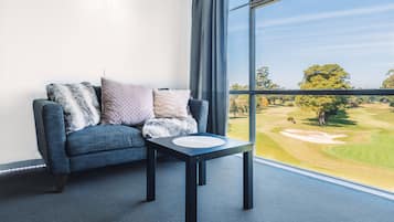 Habitación romántica | Mobiliario individual, escritorio, espacio para trabajar con un portátil