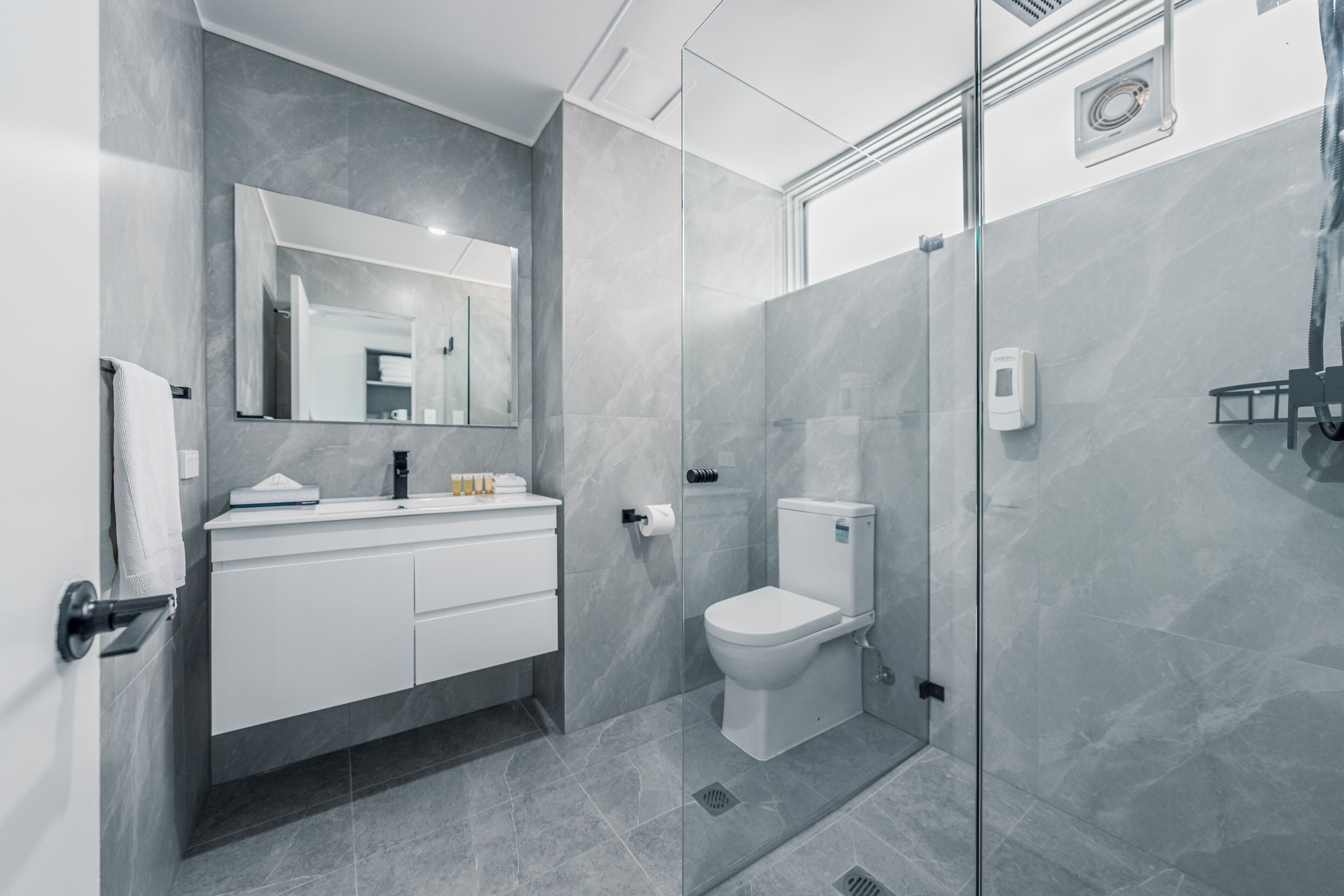 shower, rainfall showerhead, free toiletries, hair dryer