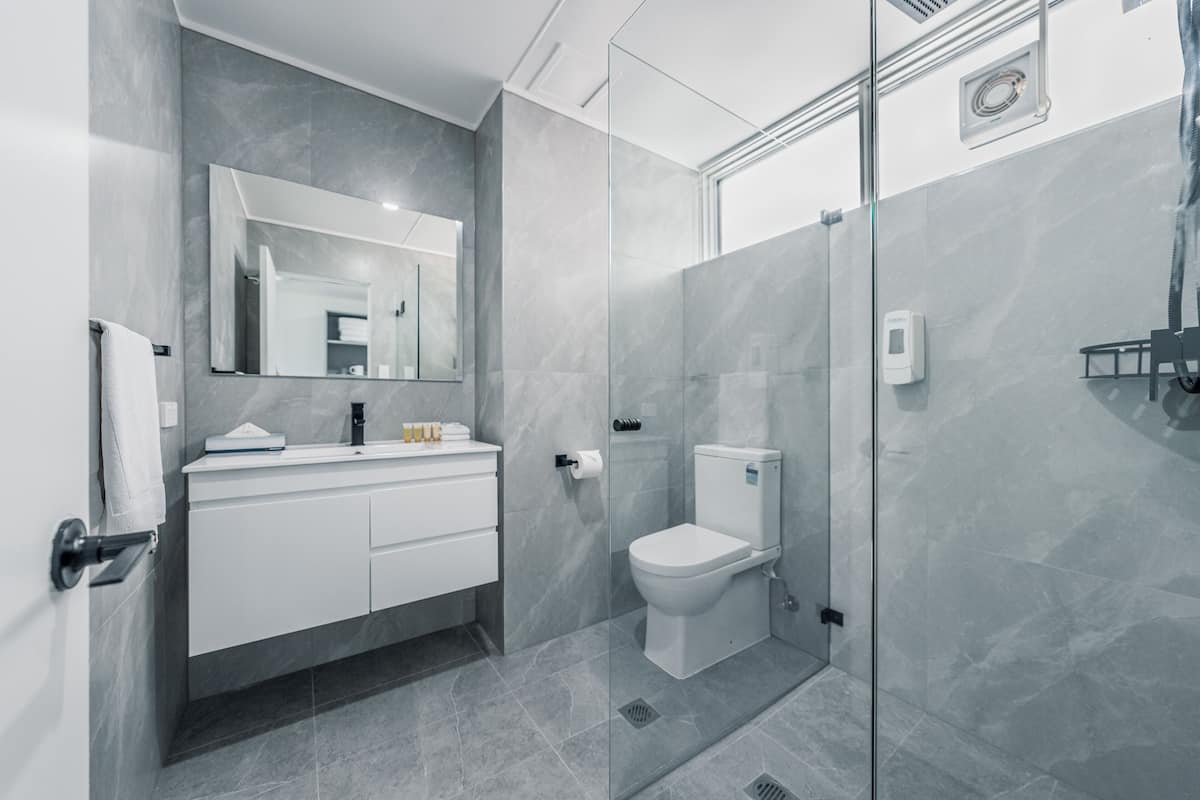 shower, rainfall showerhead, free toiletries, hair dryer