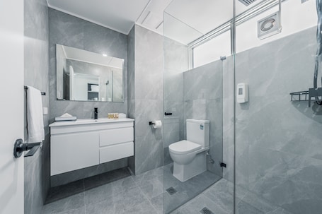 Shower, rainfall showerhead, free toiletries, hair dryer. The Select Inn Ryde