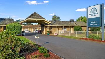 A Stagecoach Motel with a sign indicating SPA and FAMILY ROOMS.