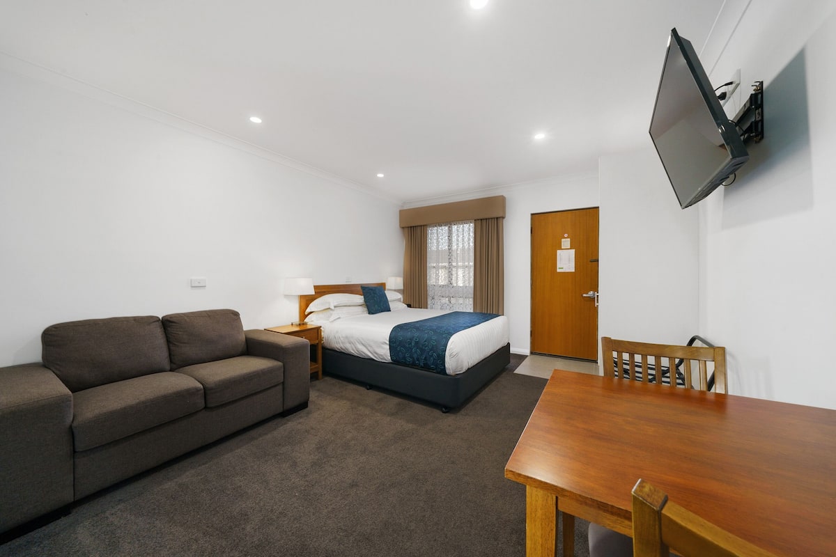 Premium bedding, pillowtop beds, minibar, in-room safe
