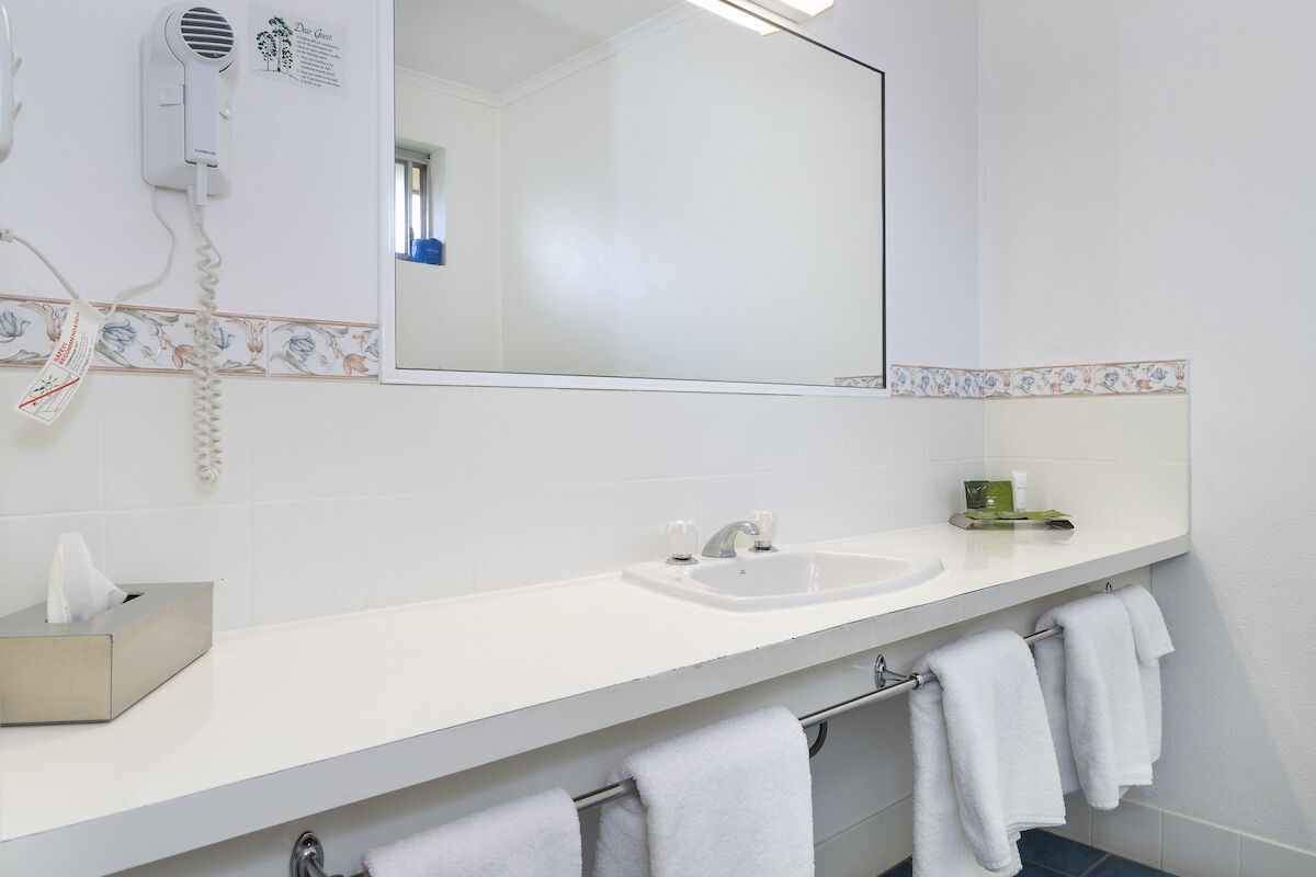 king suite | bathroom | shower, free toiletries, hair dryer, towels