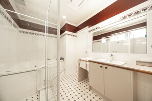 Suite estudio Deluxe | Baño | Regadera, amenidades de baño gratuitas, secadora de cabello, toallas 