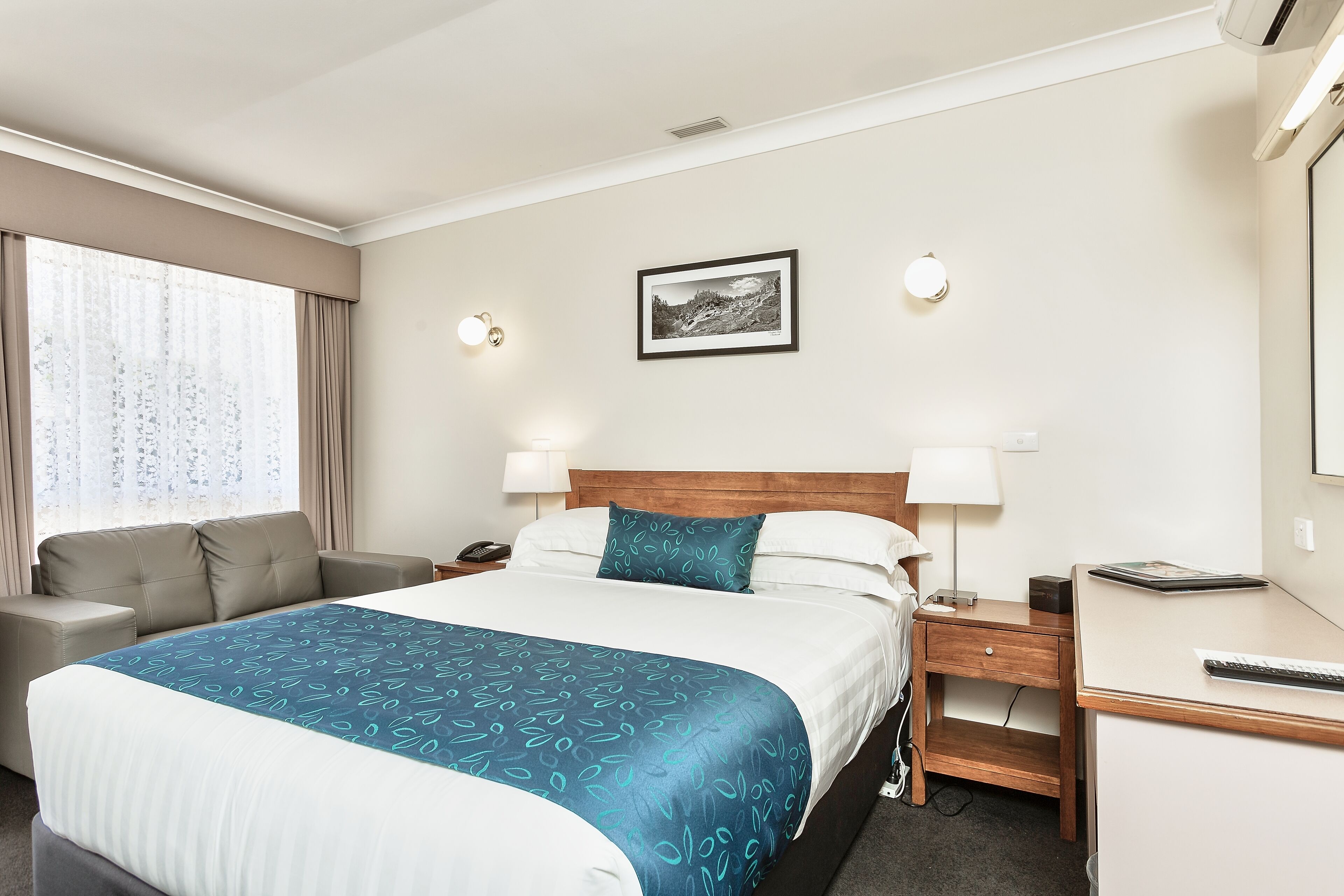 deluxe studio suite | premium bedding, pillow-top beds, minibar, in-room safe