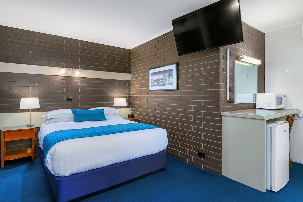 family room | premium bedding, pillow-top beds, minibar, in-room safe