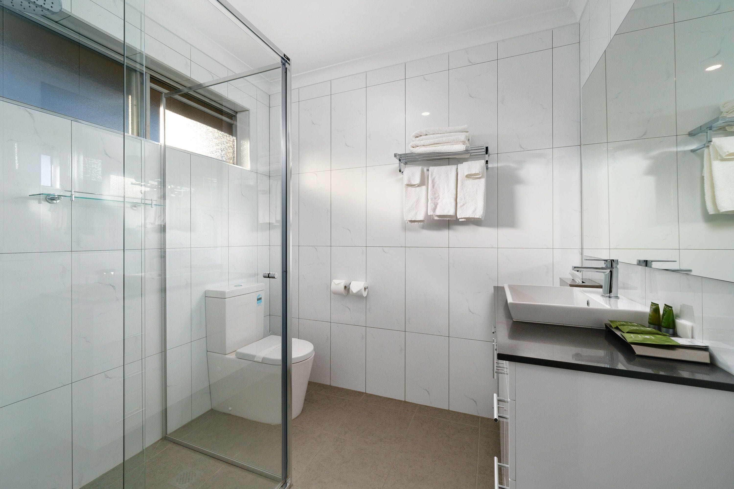 executive room | bathroom | shower, free toiletries, hair dryer, towels