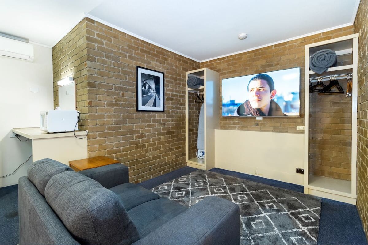 king suite | living area | 43-inch lcd tv with cable channels, tv