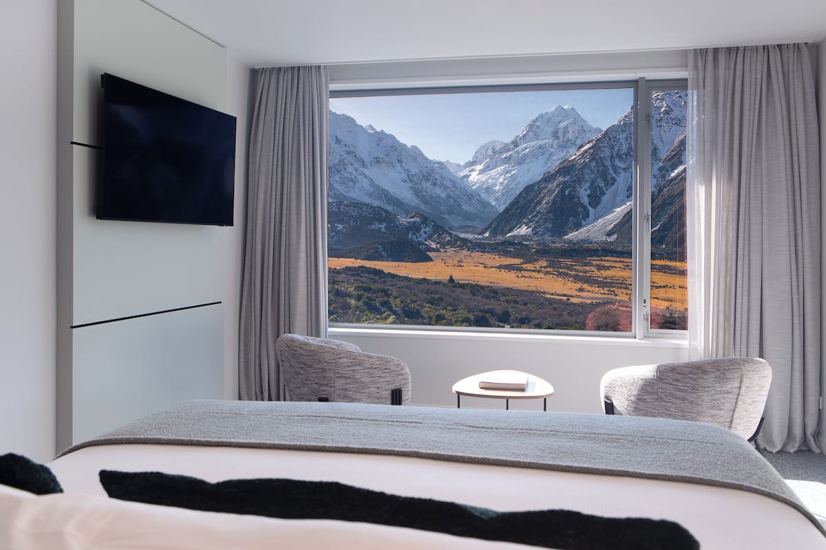 Camera Signature, 1 letto king, vista montagna | Ferro/asse da stiro, Wi-Fi gratuito, lenzuola