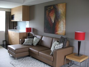 Apartment, 2 Schlafzimmer | Wohnbereich | LCD-Fernseher