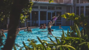 Una piscina con gente disfrutando del agua.