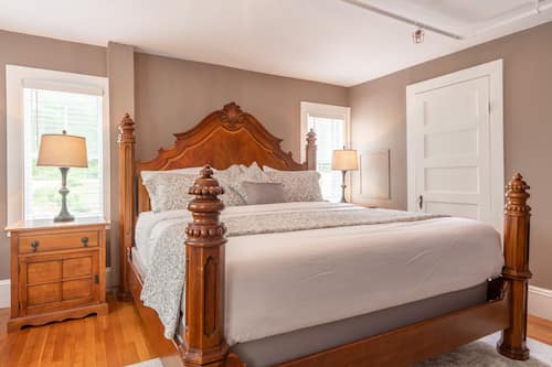 Classic Room, 1 King Bed, Non Smoking
