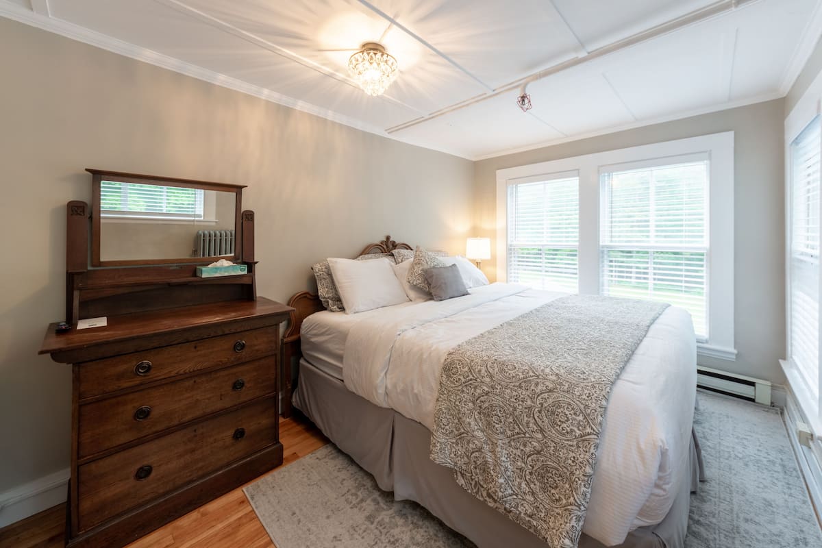 Habitación doble clásica, 1 cama King size, para no fumadores, vista al jardín | 1 habitación, decoración personalizada y muebles diferentes