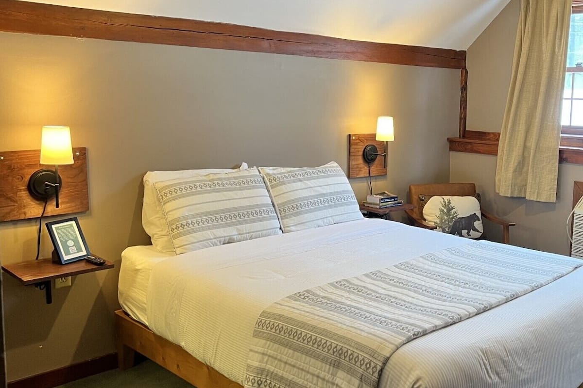 Habitación doble Confort, 1 cama matrimonial, para no fumadores | 1 habitación, decoración personalizada y muebles diferentes
