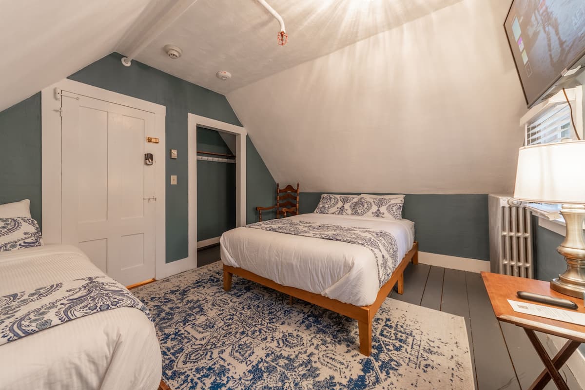 Classic Triple Room with Detached Private Bath, Non Smoking | 1 habitación, decoración personalizada y muebles diferentes
