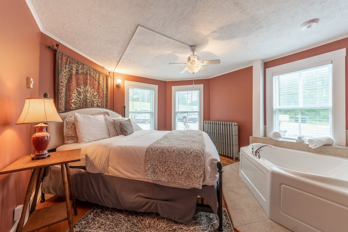 Suite romántica, 1 cama King size, para no fumadores, hidromasaje | 1 habitación, decoración personalizada y muebles diferentes