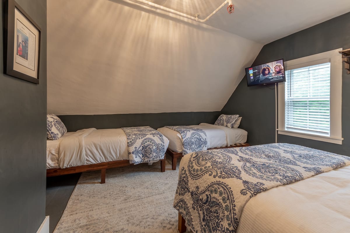 Habitación clásica, varias camas, para no fumadores (JFK Jr, 1 queen bed,2 twin beds, 3 Fl) | 1 habitación, decoración personalizada y muebles diferentes